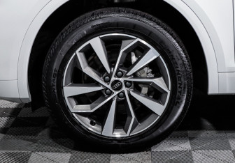 Подержанный автомобиль Audi Q5 2024 года (15 фото)