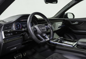 Подержанный автомобиль Audi Q8 2019 года (10 фото)