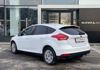 Подержанный автомобиль Ford Focus Hatchback 2016 года (7 фото)