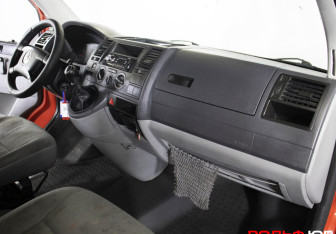 Подержанный автомобиль Volkswagen Transporter Van 2005 года (13 фото)
