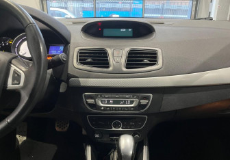 Подержанный автомобиль Renault Fluence 2012 года (15 фото)
