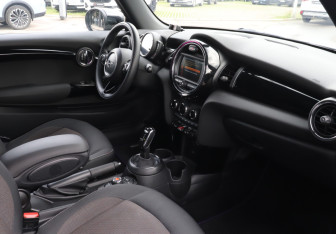 Подержанный автомобиль MINI Hatch 2020 года (9 фото)
