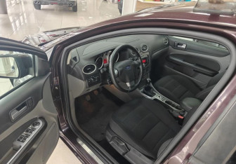 Подержанный автомобиль Ford Focus Hatchback 2010 года (8 фото)