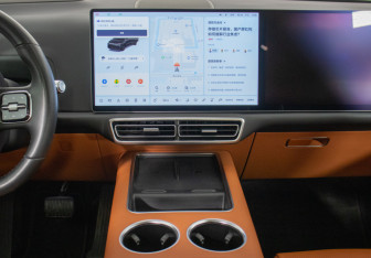 Подержанный автомобиль LiXiang L9 2023 года (13 фото)