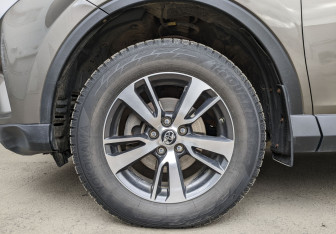 Подержанный автомобиль Toyota RAV4 2016 года (12 фото)