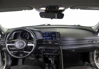 Подержанный автомобиль Hyundai Elantra Sedan 2021 года (10 фото)