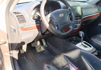 Подержанный автомобиль Hyundai Santa Fe 2008 года (14 фото)