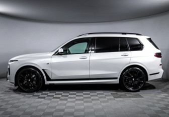 Подержанный автомобиль BMW X7 2023 года (8 фото)
