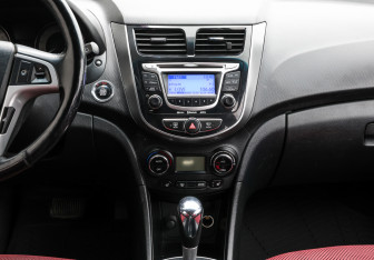 Подержанный автомобиль Hyundai Solaris Hatchback 2013 года (14 фото)