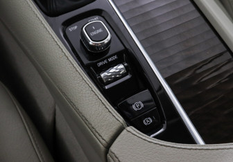 Подержанный автомобиль Volvo XC90 2015 года (14 фото)
