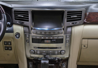 Подержанный автомобиль Lexus LX 2008 года (17 фото)