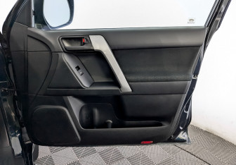 Подержанный автомобиль Toyota Land Cruiser Prado 2018 года (25 фото)