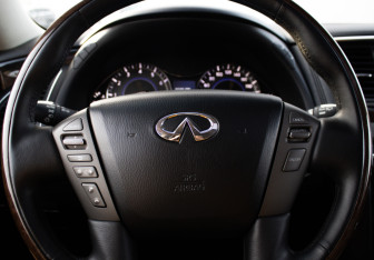 Подержанный автомобиль Infiniti QX80 2014 года (25 фото)