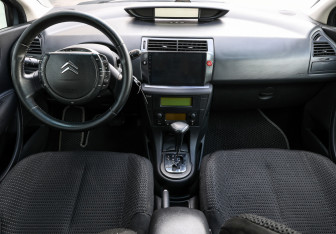 Подержанный автомобиль Citroen C4 Hatchback 2010 года (13 фото)