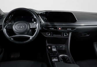 Подержанный автомобиль Hyundai Sonata 2022 года (12 фото)