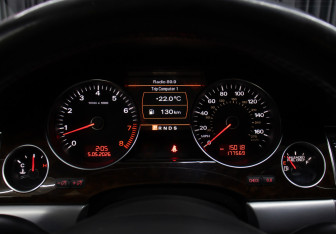 Подержанный автомобиль Audi A8 2008 года (13 фото)