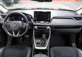 Подержанный автомобиль Toyota RAV4 2021 года (13 фото)
