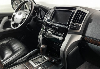 Подержанный автомобиль Toyota Land Cruiser Suv 2013 года (9 фото)