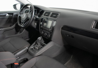 Подержанный автомобиль Volkswagen Jetta Sedan 2018 года (9 фото)