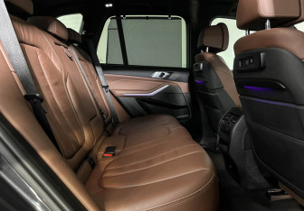 Подержанный автомобиль BMW X5 2018 года (14 фото)