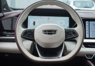 Подержанный автомобиль Geely Monjaro 2024 года (17 фото)
