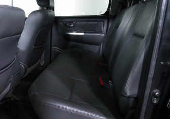 Подержанный автомобиль Toyota Hilux 2013 года (11 фото)