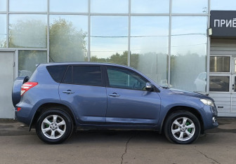 Подержанный автомобиль Toyota RAV4 2011 года (4 фото)