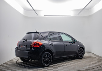 Подержанный автомобиль Toyota Auris Hatchback 2009 года (5 фото)