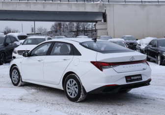 Подержанный автомобиль Hyundai Elantra Sedan 2022 года (7 фото)