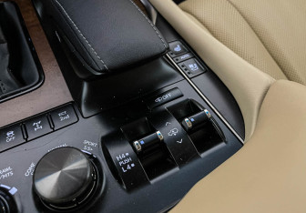 Подержанный автомобиль Lexus LX 2016 года (18 фото)