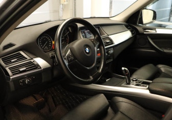 Подержанный автомобиль BMW X5 2012 года (7 фото)