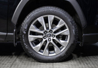 Подержанный автомобиль Toyota RAV4 2021 года (21 фото)
