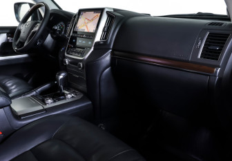Подержанный автомобиль Toyota Land Cruiser Suv 2015 года (10 фото)