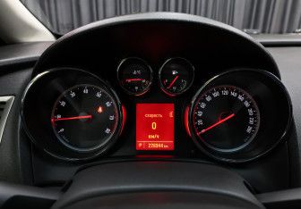 Подержанный автомобиль Opel Astra Hatchback 2011 года (13 фото)