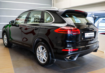 Подержанный автомобиль Porsche Cayenne 2015 года (6 фото)