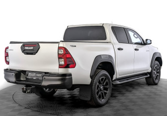 Подержанный автомобиль Toyota Hilux 2021 года (5 фото)