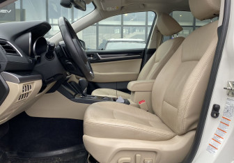 Подержанный автомобиль Subaru Legacy Sedan 2019 года (18 фото)
