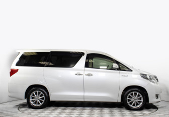 Подержанный автомобиль Toyota Alphard 2013 года (3 фото)