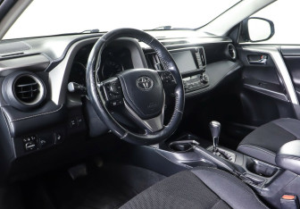 Подержанный автомобиль Toyota RAV4 2017 года (11 фото)