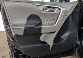 Подержанный автомобиль Toyota RAV4 2021 года (18 фото)