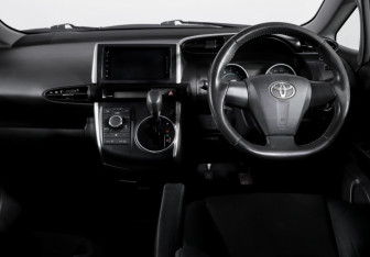 Подержанный автомобиль Toyota Wish Minivan 2010 года (12 фото)