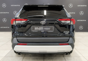 Подержанный автомобиль Toyota RAV4 2025 года (6 фото)