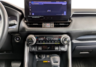 Подержанный автомобиль Toyota RAV4 2024 года (15 фото)