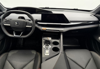 Подержанный автомобиль Changan UNI-V 2023 года (13 фото)