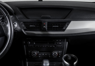 Подержанный автомобиль BMW X1 2012 года (13 фото)