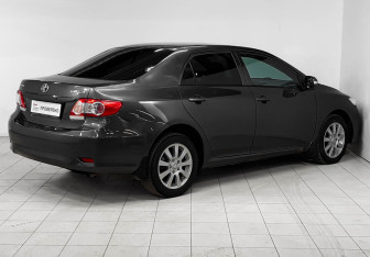 Подержанный автомобиль Toyota Corolla Sedan 2012 года (4 фото)