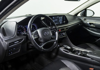Подержанный автомобиль Hyundai Sonata 2020 года (11 фото)
