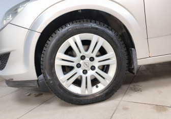 Подержанный автомобиль Opel Astra Sedan 2011 года (9 фото)