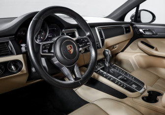 Подержанный автомобиль Porsche Macan 2018 года (14 фото)