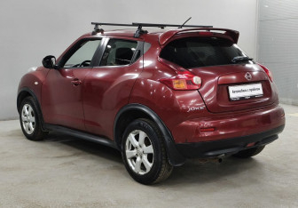 Подержанный автомобиль Nissan Juke 2011 года (8 фото)